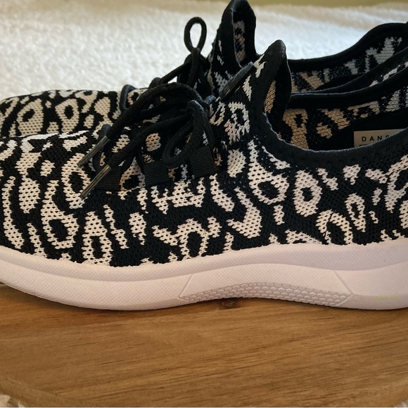 Danskin women’s Ferocity Animal Print slip on sneakers, black & white, size 8 - Picture 7 of 8